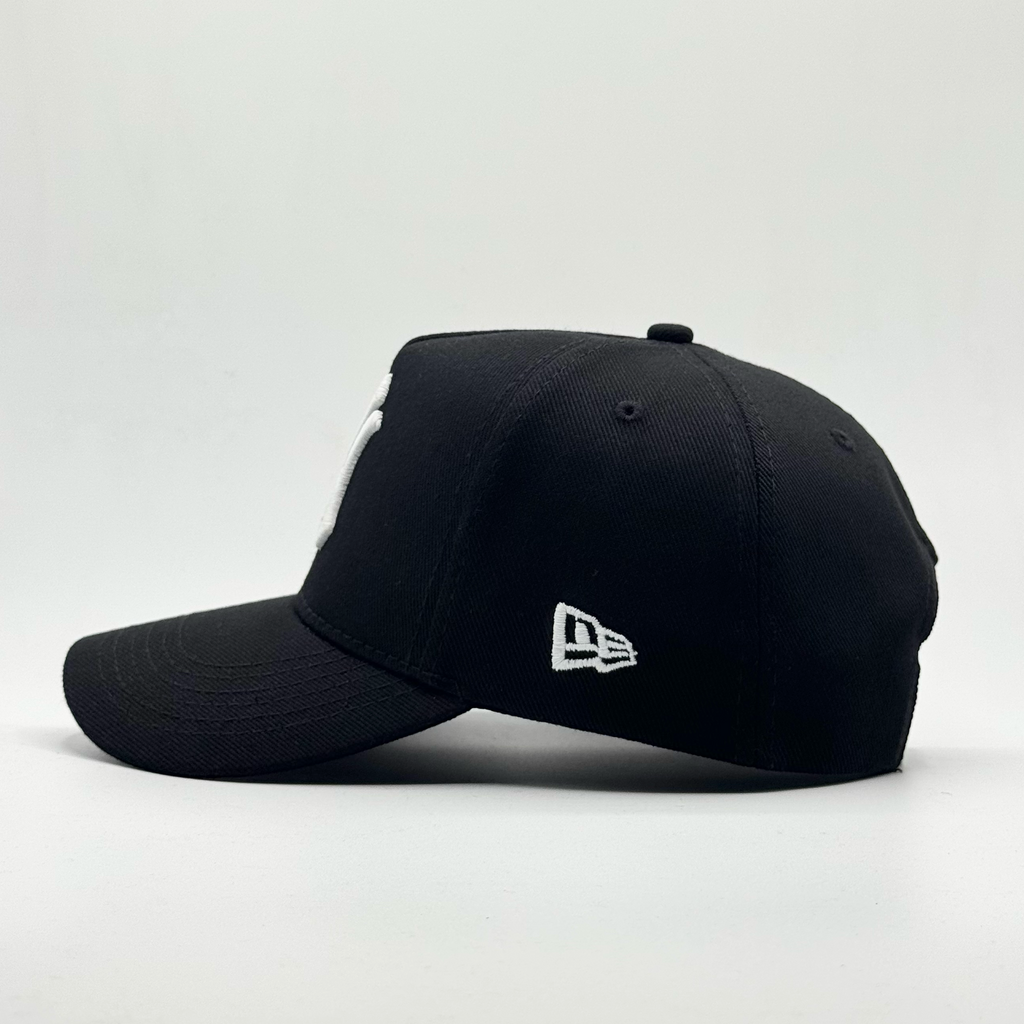 NEW YORK YANKEES WORLD SERIES NEGRA VISOR INFERIOR GRIS