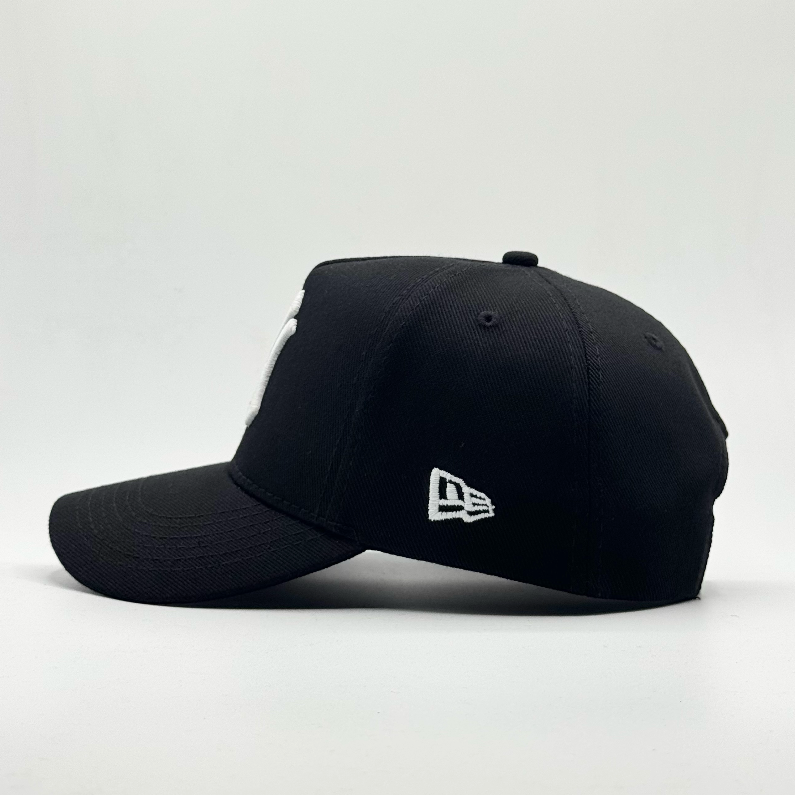 NEW YORK YANKEES WORLD SERIES NEGRA VISOR INFERIOR GRIS