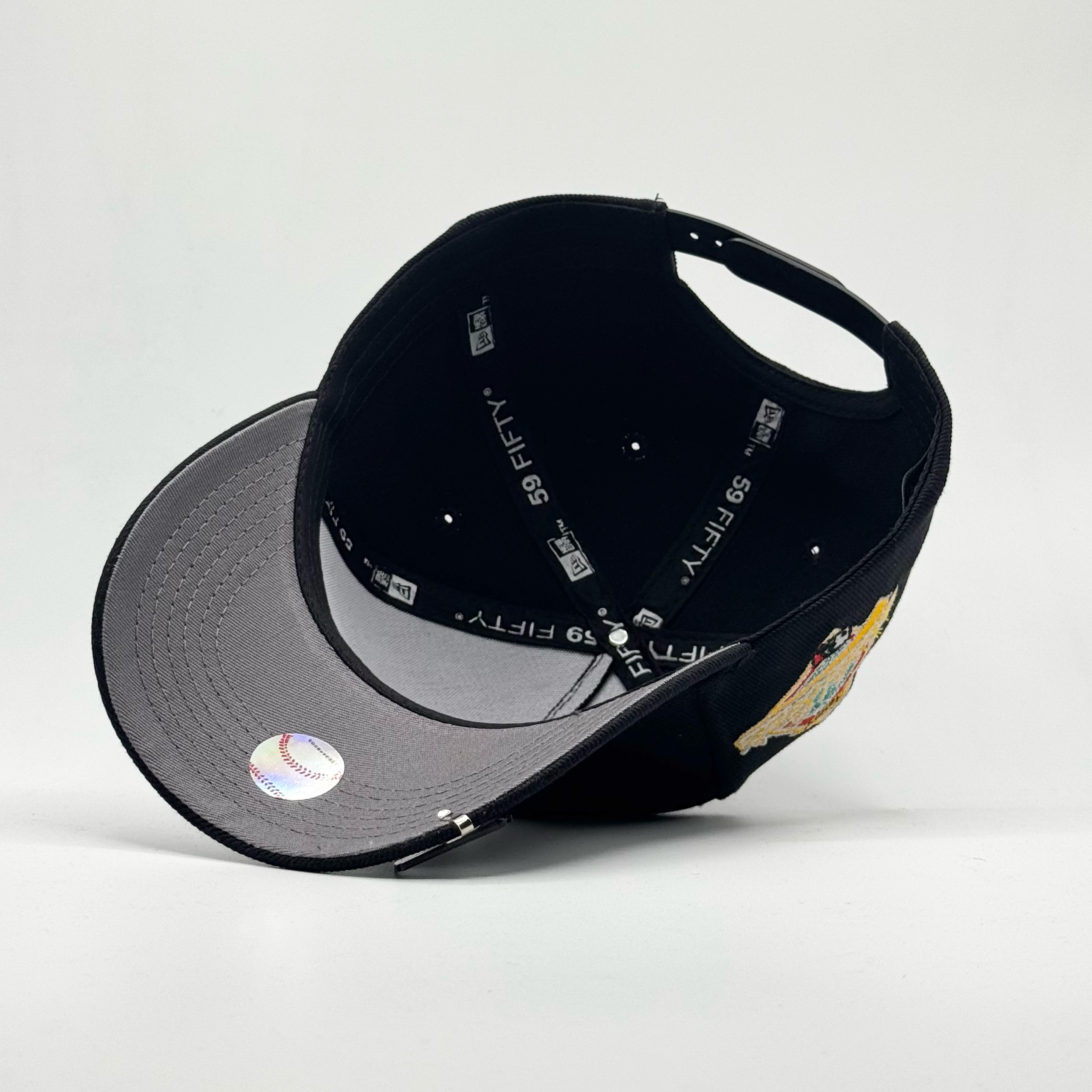 NEW YORK YANKEES WORLD SERIES NEGRA VISOR INFERIOR GRIS